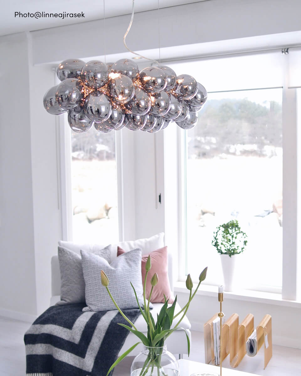 Gross Bar 80cm Rookkleurig hanglamp Van By Rydéns - De lamp staat prachtig op veel plekken en kan gehangen worden boven de eettafel, in de woonkamer of waarom niet boven de vergadertafel?