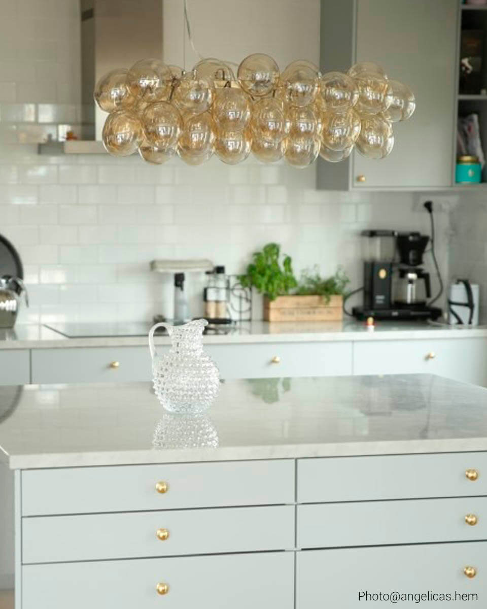 Gross Bar 80cm Amber hanglamp Van By Rydéns - De lamp staat prachtig op veel plekken en kan gehangen worden boven de eettafel, in de woonkamer of waarom niet boven de vergadertafel?