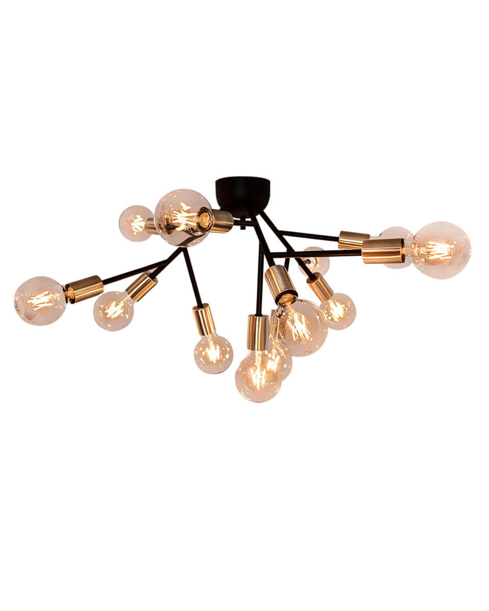 Heroes Ø72 Zwart plafondlamp Van By Rydéns - Het matzwarte metaal in combinatie met de messing details zorgt voor een industrieel design.