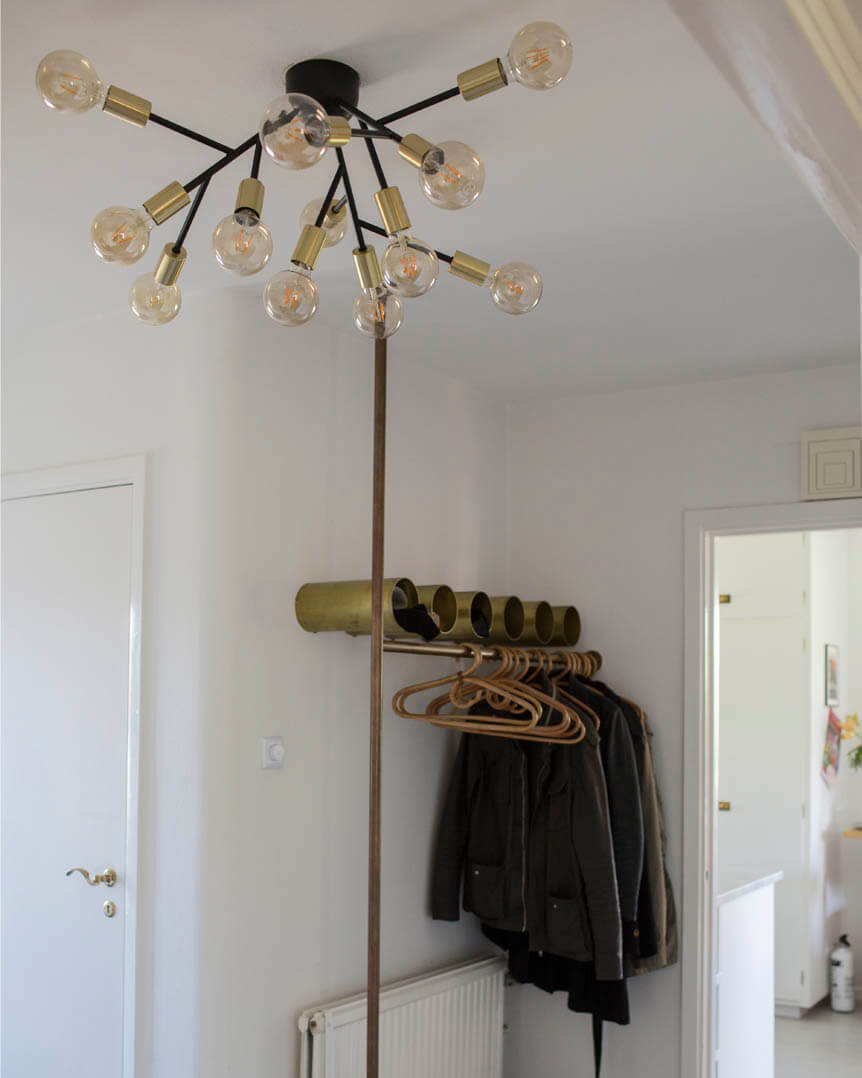 Heroes Ø72 Zwart plafondlamp Van By Rydéns - Het matzwarte metaal in combinatie met de messing details zorgt voor een industrieel design.