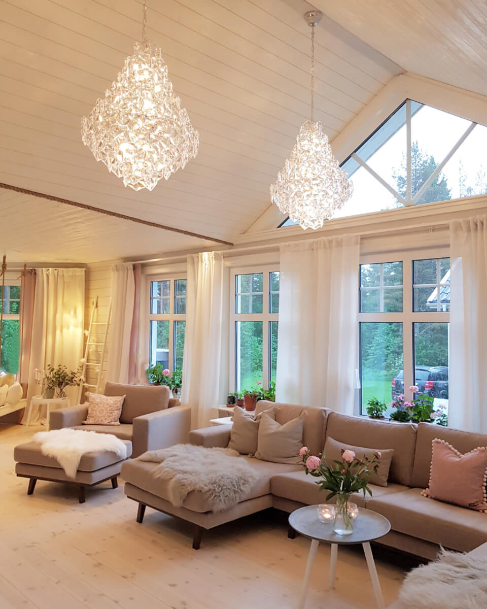 Monarque Ø58 Transparant kristal Van By Rydéns - Monarque is een werkelijk fantastische kroonluchter van transparant acryl met chromen details.