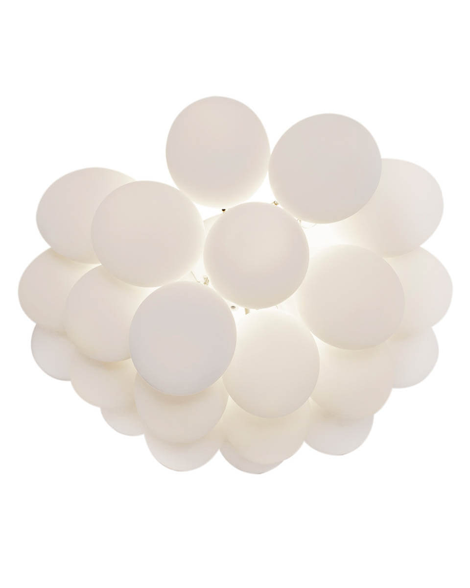Gross Ø50 Wit plafondlamp Van By Rydéns - De Gross plafondlamp is een decoratieve plafondlamp die bestaat uit 20 handgeblazen glazen bollen, elk met een diameter van 10 cm.