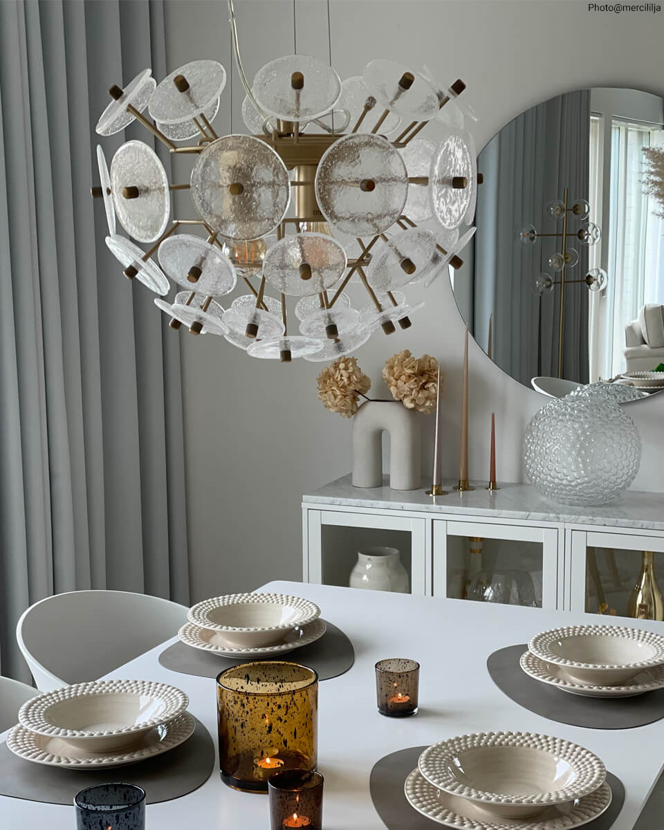 Retrow Ø50 hanglamp Van By Rydéns - Naast de glasplaten heeft de lamp matgouden details in de vorm van een plafondlamp en armen, wat een luxe uitstraling geeft.