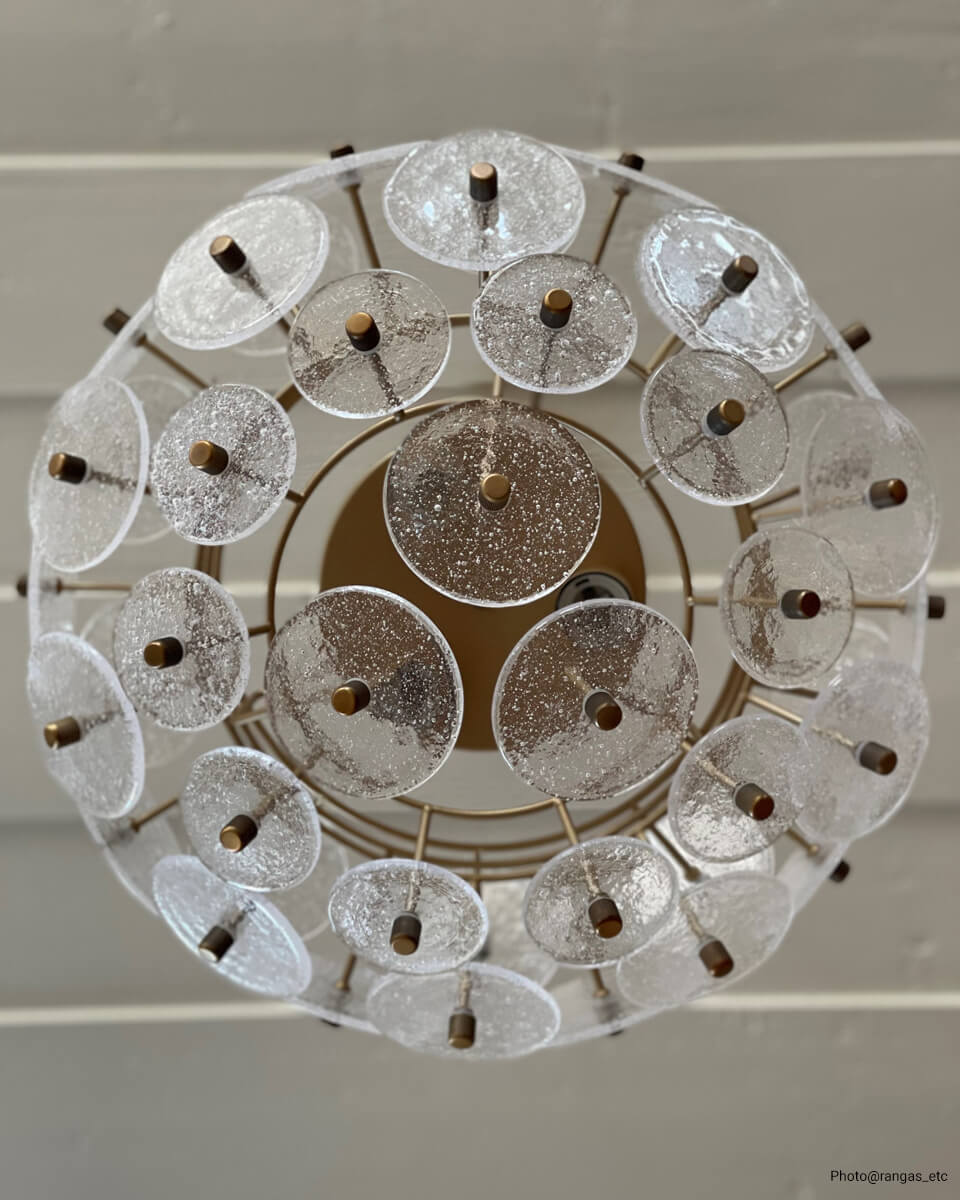 Retrow Ø50 hanglamp Van By Rydéns - Naast de glasplaten heeft de lamp matgouden details in de vorm van een plafondlamp en armen, wat een luxe uitstraling geeft.