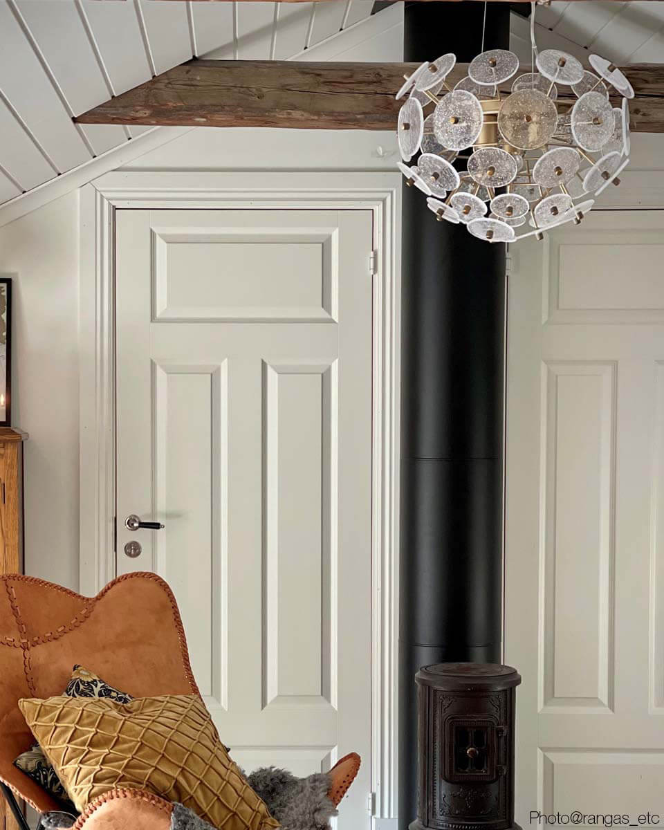 Retrow Ø50 hanglamp Van By Rydéns - Naast de glasplaten heeft de lamp matgouden details in de vorm van een plafondlamp en armen, wat een luxe uitstraling geeft.