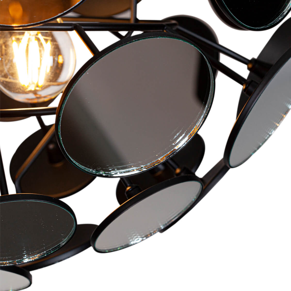 Vanita Ø50 Zwart plafondlamp Van By Rydéns - Vanita is een plafondlamp met een opvallend design dat doet denken aan de gloriedagen van de discobal, maar dan met een zeer modern design.