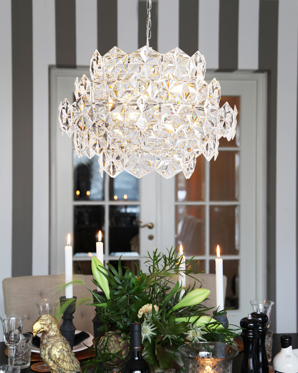 Monarque Ø58 Transparant kristal Van By Rydéns - De ophanging aan een chromen ketting versterkt de verfijnde uitstraling van de lamp en maakt het een stijlvolle blikvanger boven de eettafel of in de woonkamer.