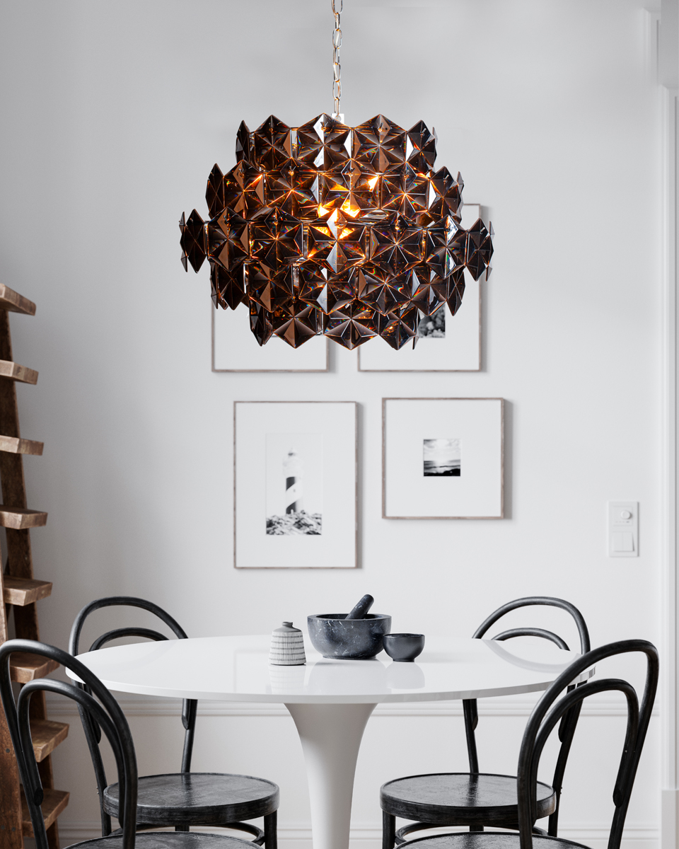 Monarque Ø58 Zwart kristal Van By Rydéns - De ophanging met chromen ketting versterkt de verfijnde uitstraling van de lamp en maakt het een stijlvolle blikvanger boven de eettafel of in de woonkamer.