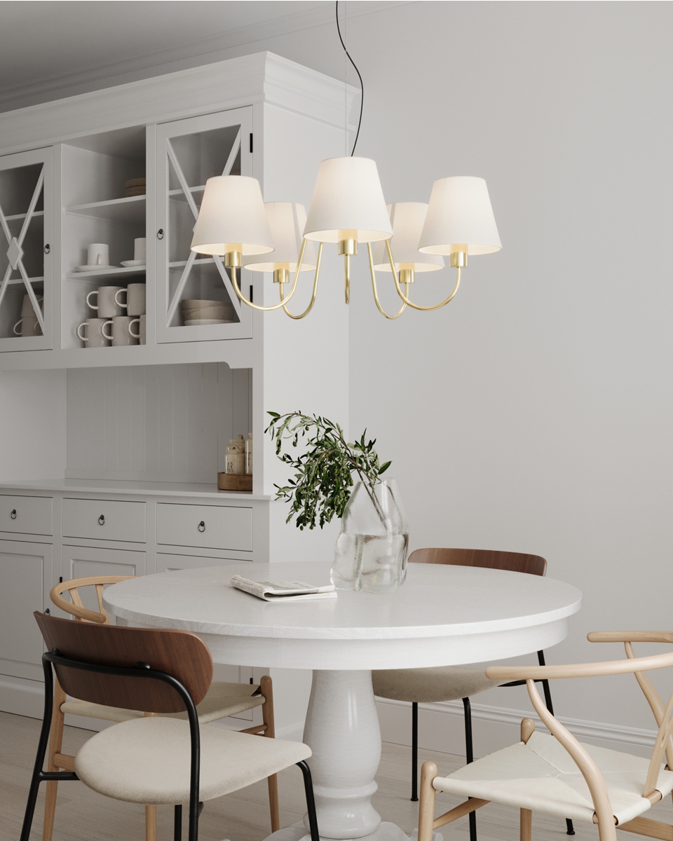 Lynx Ø75 Messing hanglamp Van By Rydéns - De witte textielen kappen geven een mooi en aangenaam licht, wat zorgt voor een warme en uitnodigende sfeer in de kamer.