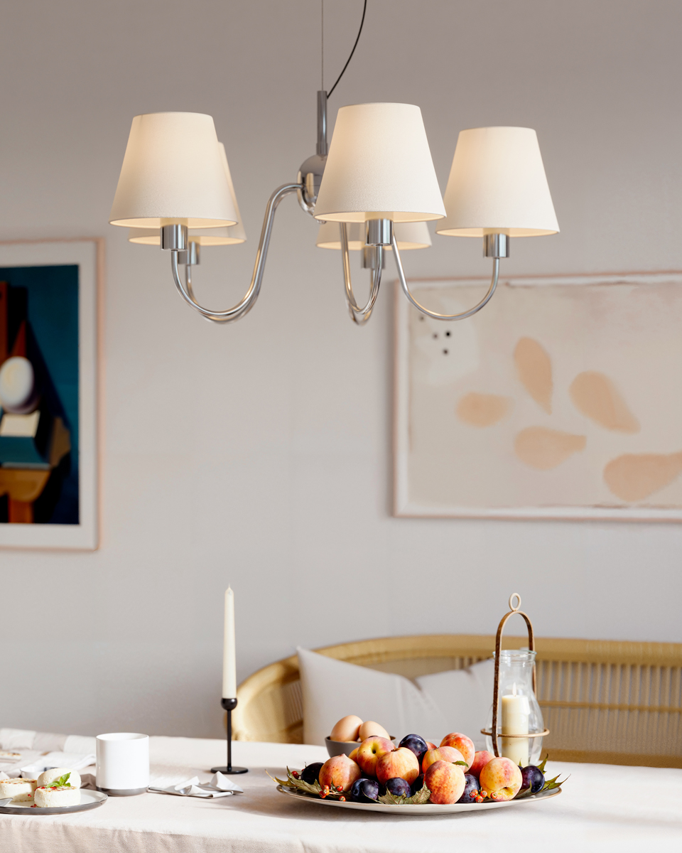 Lynx Ø75 Chroom hanglamp Van By Rydéns - De witte textielen kappen geven een mooi en aangenaam licht, wat zorgt voor een warme en uitnodigende sfeer in de kamer.