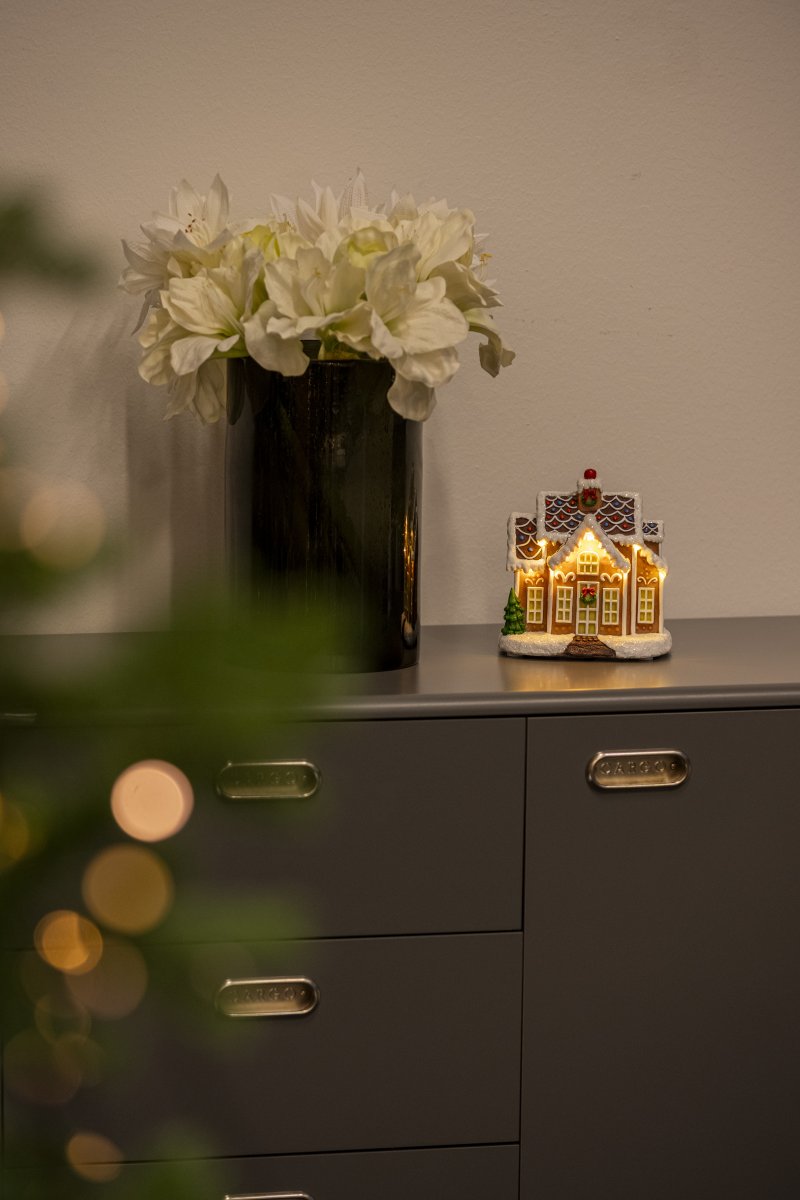 Peperkoekhuisje LED 17cm Bruin Van Konstsmide - Schattig peperkoekenhuisje met 9 LED-lampjes die de magie van Kerstmis verlichten met een warm wit licht.