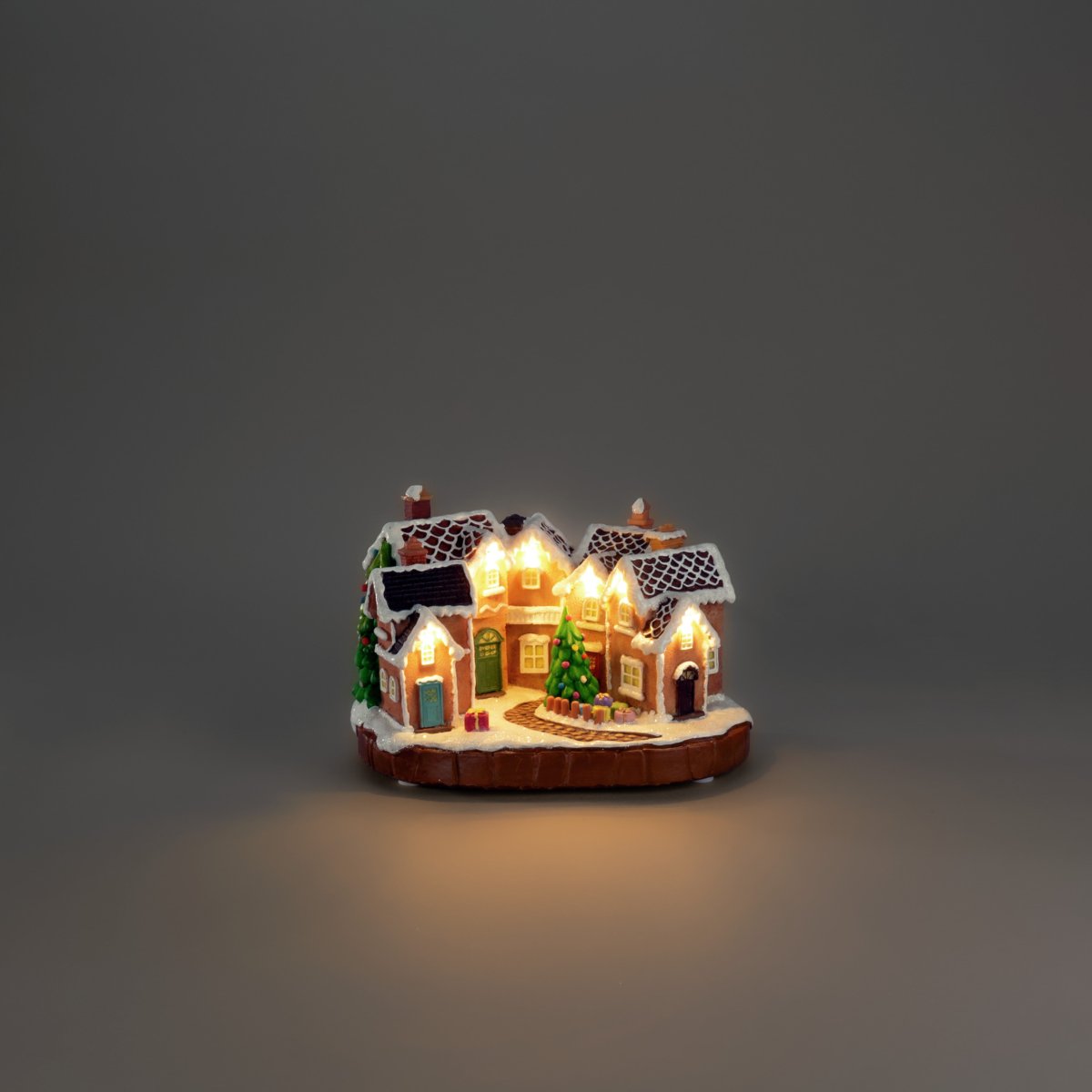 Peperkoekdorp 17cm Bruin Van Konstsmide - Het peperkoekdorp werkt op 3 AA-batterijen (niet meegeleverd) en kan ook met de meegeleverde USB-kabel worden aangesloten voor gebruik met een snoer (transformator niet meegeleverd).