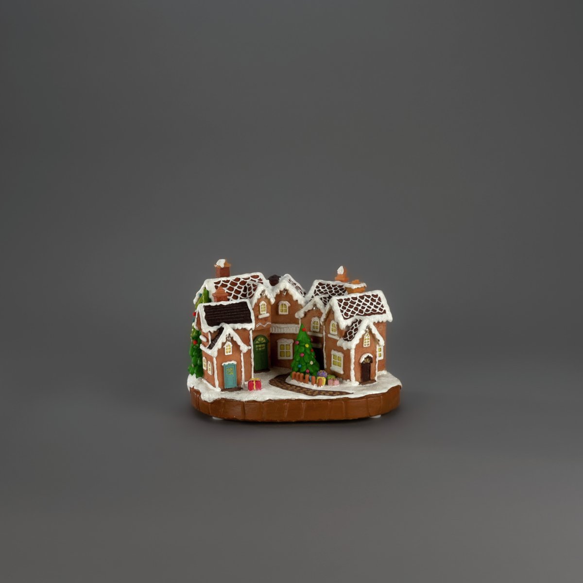 Peperkoekdorp 17cm Bruin Van Konstsmide - Het peperkoekdorp werkt op 3 AA-batterijen (niet meegeleverd) en kan ook met de meegeleverde USB-kabel worden aangesloten voor gebruik met een snoer (transformator niet meegeleverd).