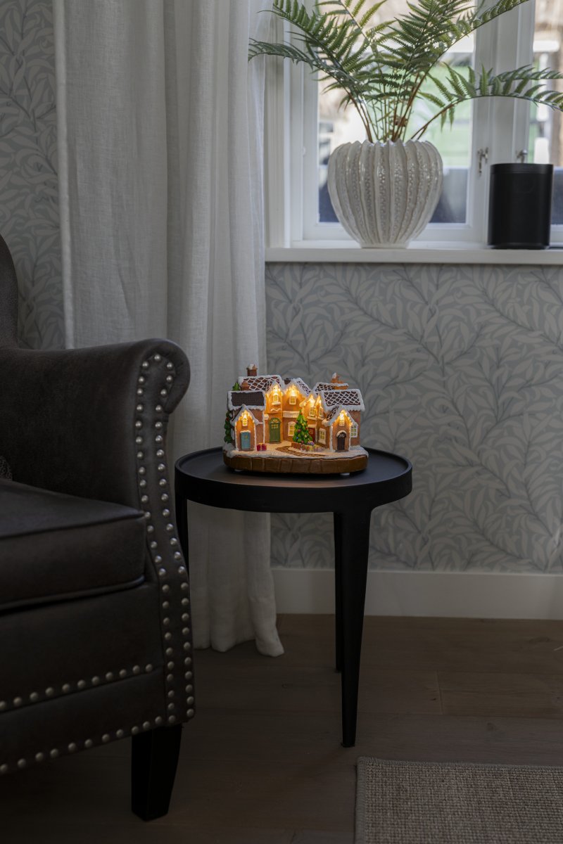 Peperkoekdorp 17cm Bruin Van Konstsmide - Het peperkoekdorp werkt op 3 AA-batterijen (niet meegeleverd) en kan ook met de meegeleverde USB-kabel worden aangesloten voor gebruik met een snoer (transformator niet meegeleverd).