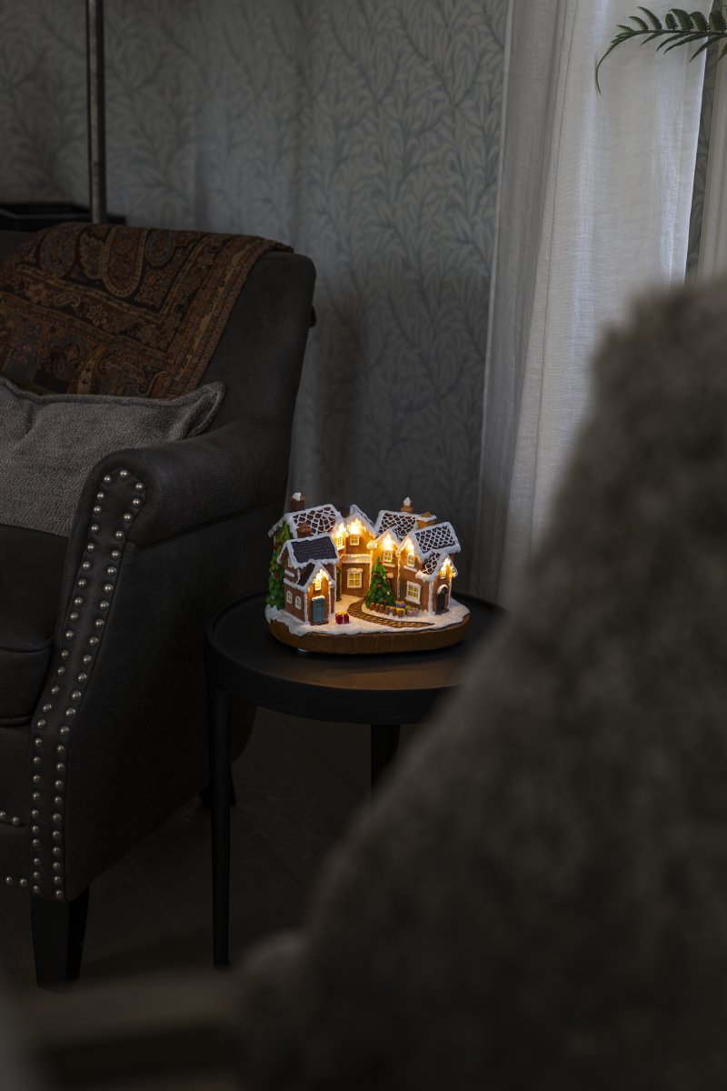 Peperkoekdorp 17cm Bruin Van Konstsmide - Het peperkoekdorp werkt op 3 AA-batterijen (niet meegeleverd) en kan ook met de meegeleverde USB-kabel worden aangesloten voor gebruik met een snoer (transformator niet meegeleverd).