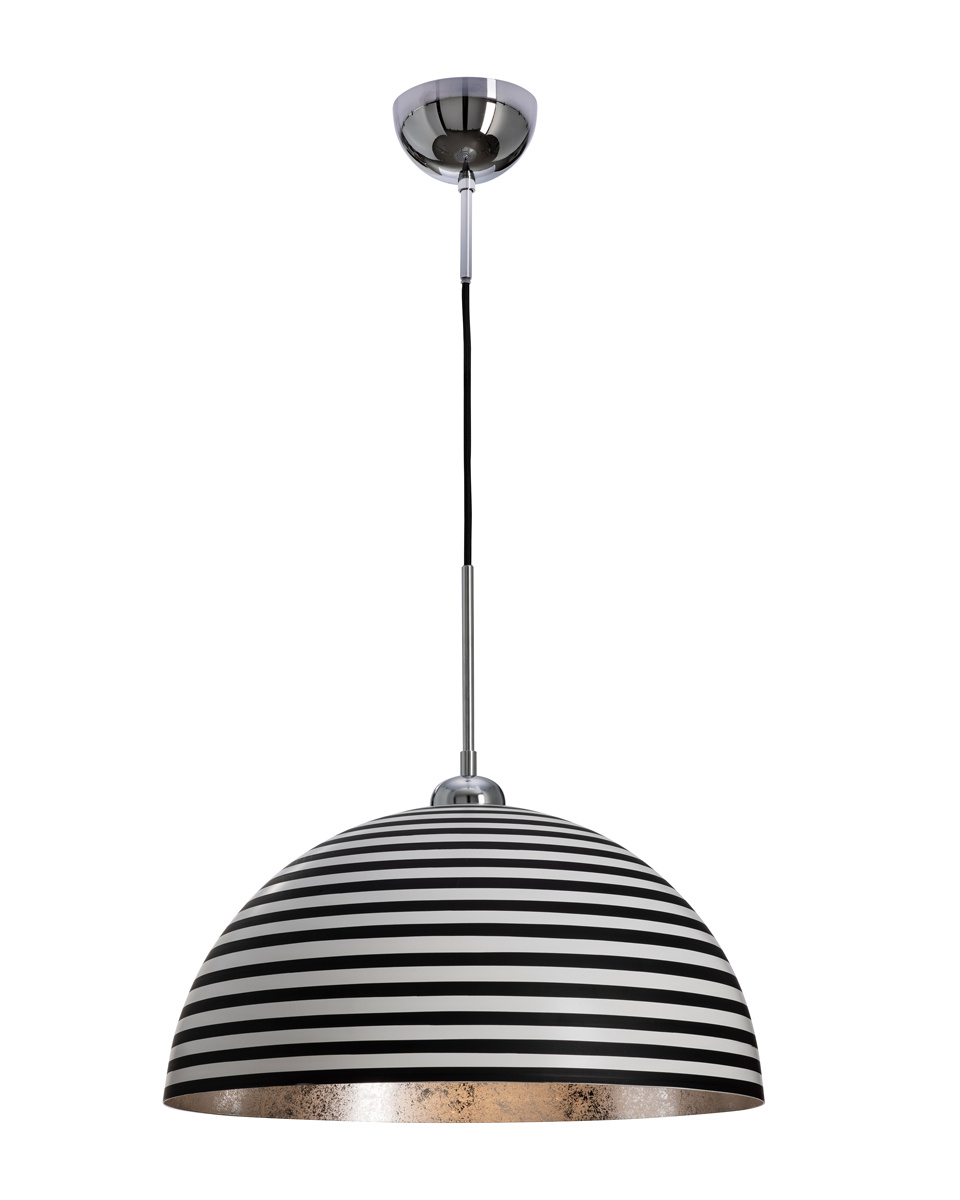Stripe Ø45 Zwart-wit hanglamp Van By Rydéns - De combinatie van het grafische patroon en de zilveren binnenkant zorgt voor een elegant en effectief licht dat een warme en uitnodigende sfeer in de ruimte verspreidt.