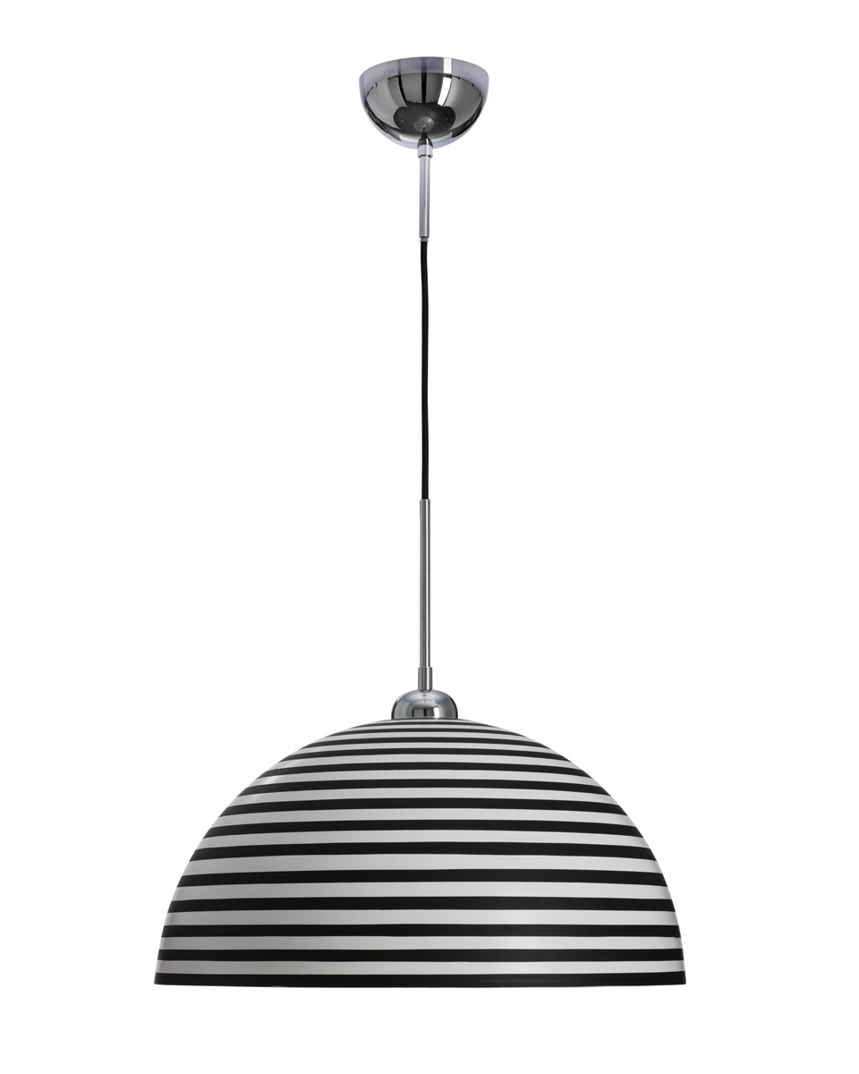 Stripe Ø45 Zwart-wit hanglamp Van By Rydéns - De combinatie van het grafische patroon en de zilveren binnenkant zorgt voor een elegant en effectief licht dat een warme en uitnodigende sfeer in de ruimte verspreidt.