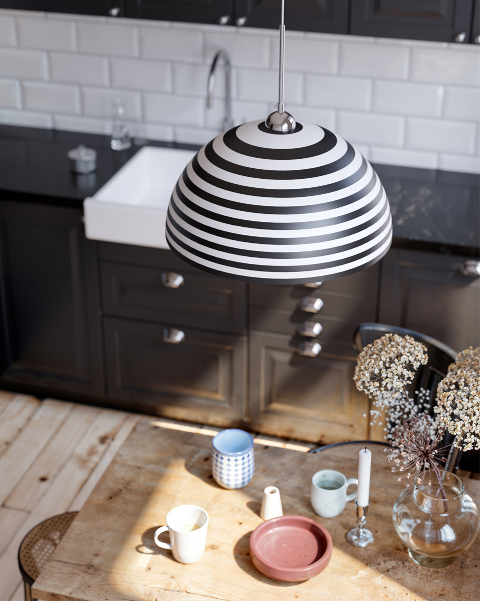 Stripe Ø45 Zwart-wit hanglamp Van By Rydéns - De combinatie van het grafische patroon en de zilveren binnenkant zorgt voor een elegant en effectief licht dat een warme en uitnodigende sfeer in de ruimte verspreidt.