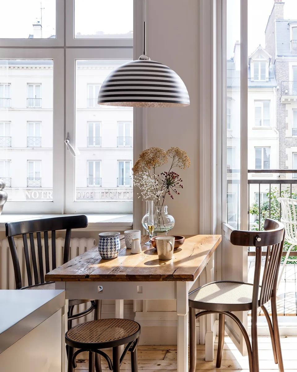 Stripe Ø45 Zwart-wit hanglamp Van By Rydéns - De combinatie van het grafische patroon en de zilveren binnenkant zorgt voor een elegant en effectief licht dat een warme en uitnodigende sfeer in de ruimte verspreidt.
