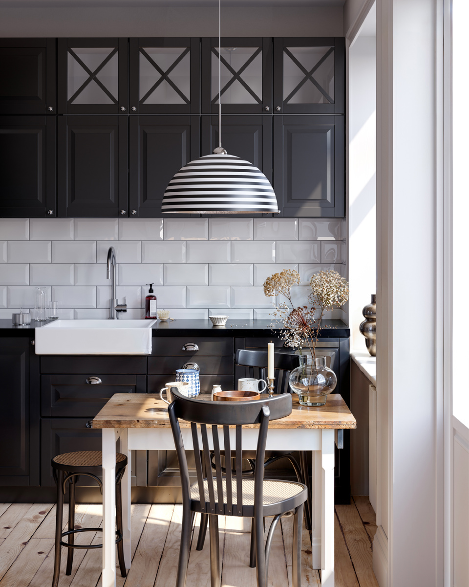 Stripe Ø45 Zwart-wit hanglamp Van By Rydéns - De combinatie van het grafische patroon en de zilveren binnenkant zorgt voor een elegant en effectief licht dat een warme en uitnodigende sfeer in de ruimte verspreidt.