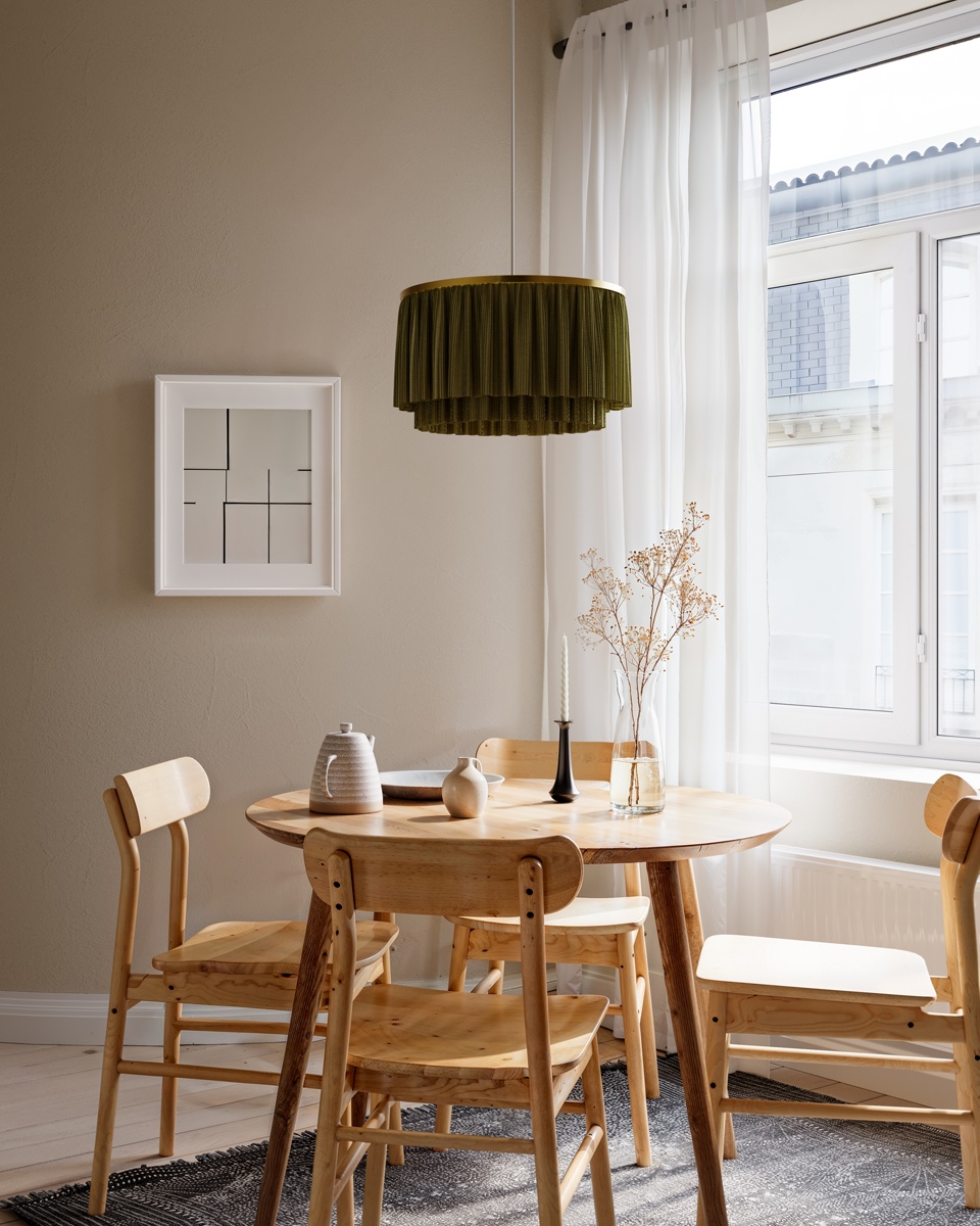Ophelia Ø40 Groente hanglamp Van By Rydéns - Wanneer de lamp brandt, verspreidt zich een zacht en sfeervol licht, waardoor een warme en gezellige sfeer in de kamer ontstaat.
