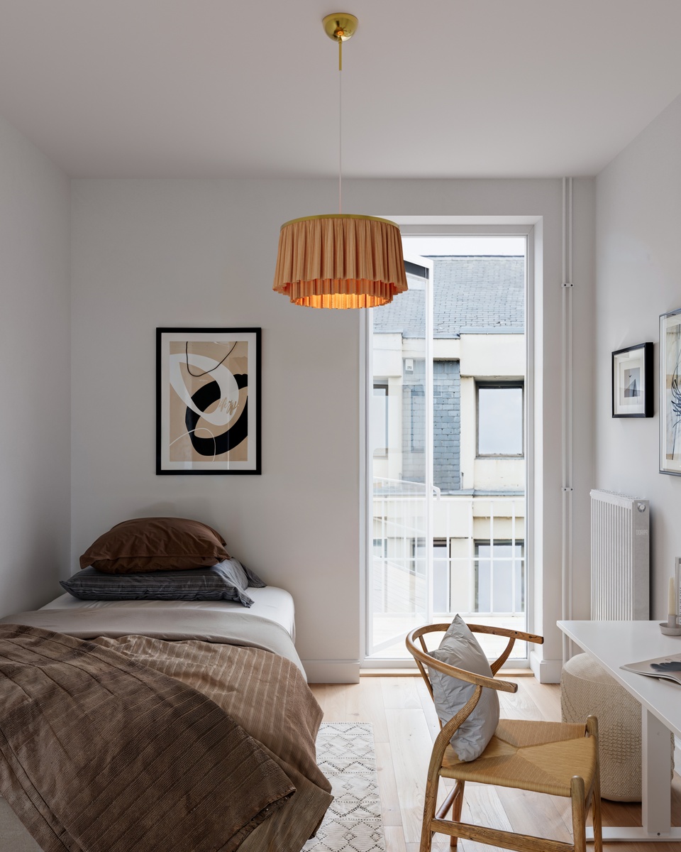 Ophelia Ø40 Beige hanglamp Van By Rydéns - Wanneer de lamp is ingeschakeld, verspreidt zich een zacht en sfeervol licht, waardoor een warme en gezellige ambiance in de kamer ontstaat.