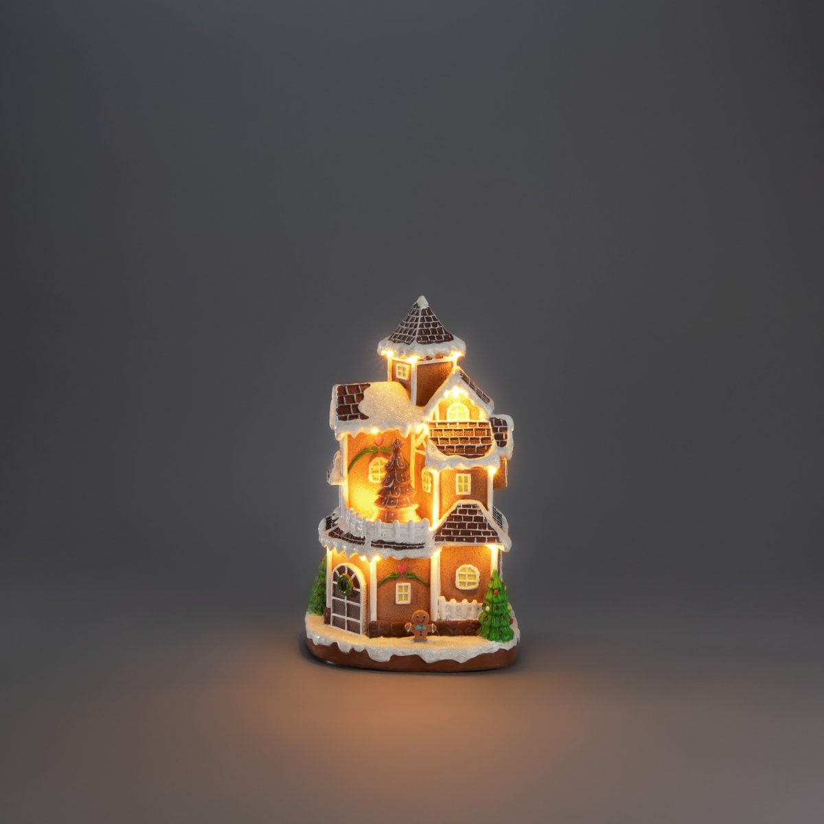 Peperkoekdorp 30cm Bruin Van Konstsmide - Het peperkoekdorpje werkt op 3 AA-batterijen (niet meegeleverd) en wordt geleverd met een USB-kabel voor gebruik met een snoer (transformator niet meegeleverd).