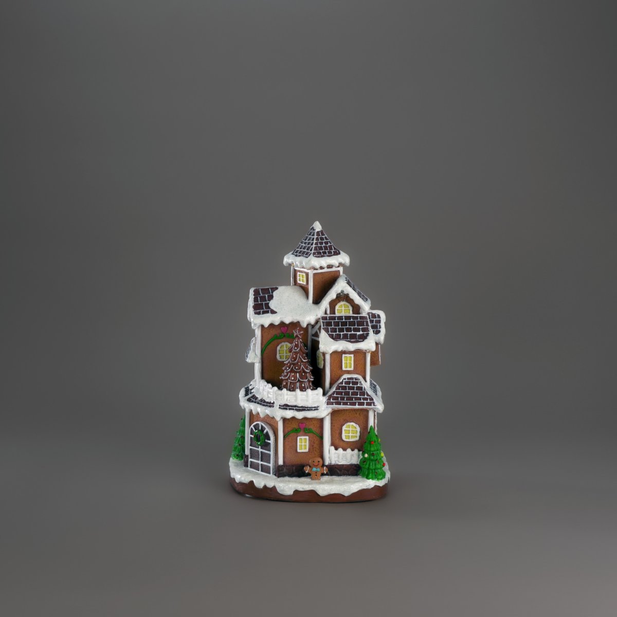 Peperkoekdorp 30cm Bruin Van Konstsmide - Het peperkoekdorpje werkt op 3 AA-batterijen (niet meegeleverd) en wordt geleverd met een USB-kabel voor gebruik met een snoer (transformator niet meegeleverd).