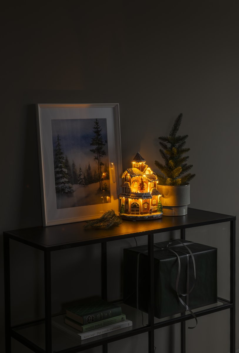 Peperkoekdorp 30cm Bruin Van Konstsmide - Het peperkoekdorpje werkt op 3 AA-batterijen (niet meegeleverd) en wordt geleverd met een USB-kabel voor gebruik met een snoer (transformator niet meegeleverd).