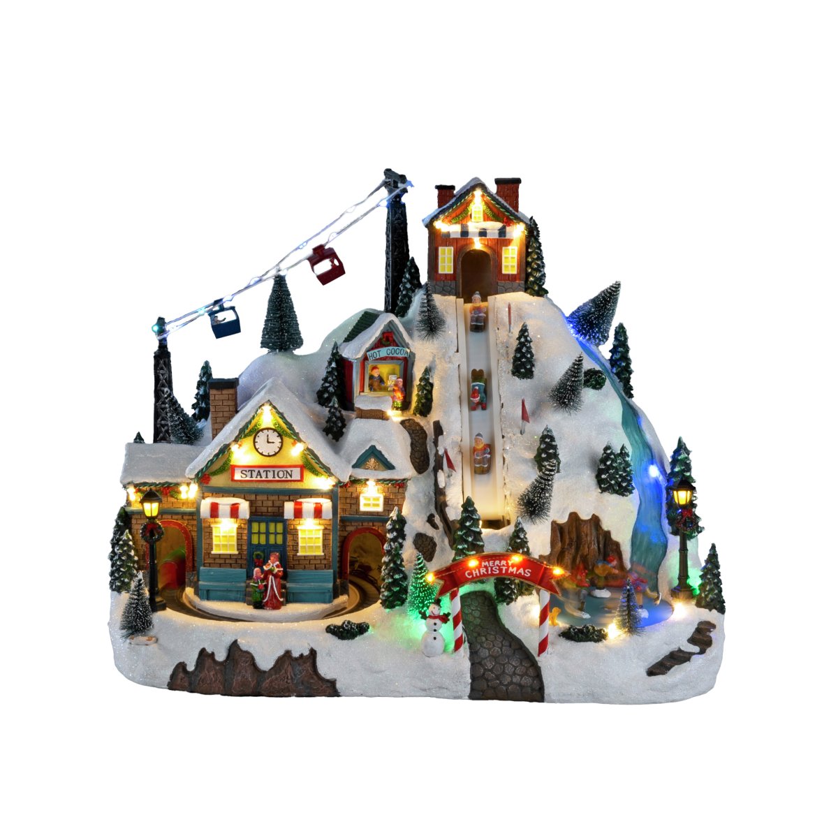 Kerstdorp Skigebied 28cm Veelkleurig Van Konstsmide - Het kerstdorp werkt op 3 AA-batterijen (niet meegeleverd) en wordt geleverd met een USB-kabel voor gebruik met een snoer (transformator niet meegeleverd).