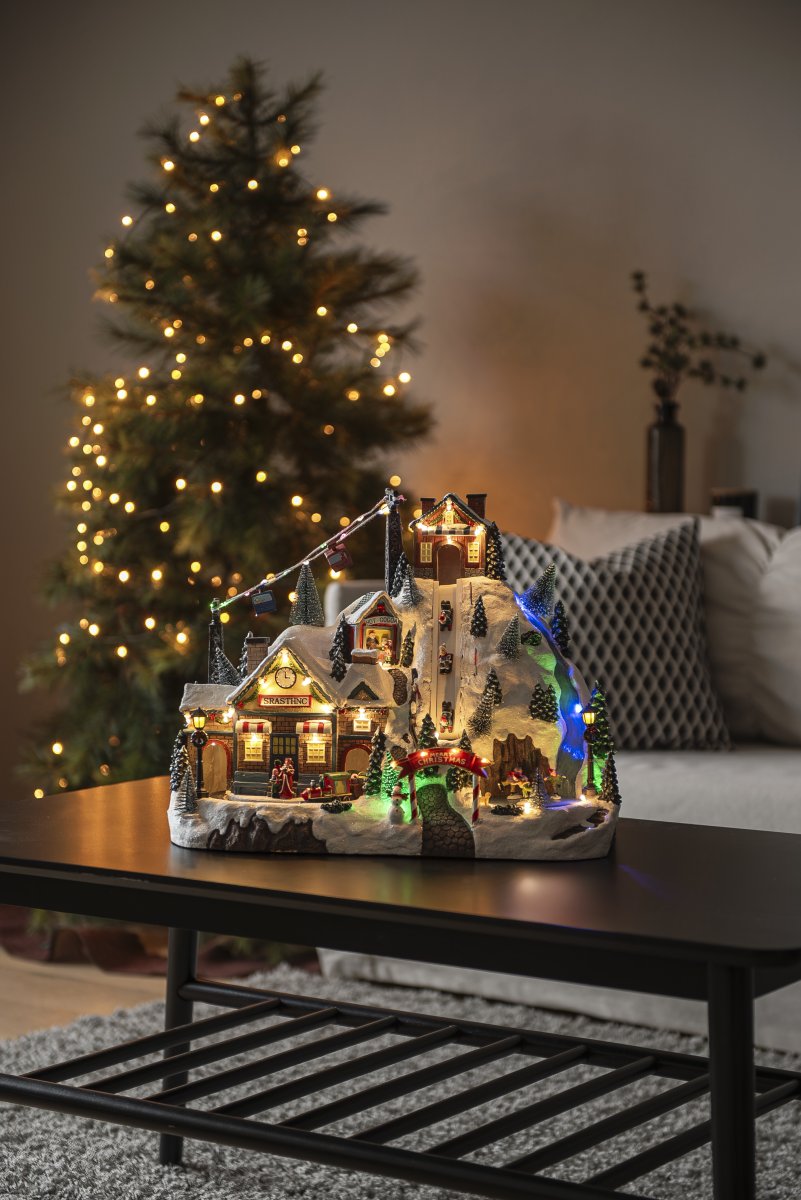 Kerstdorp Skigebied 28cm Veelkleurig Van Konstsmide - Het kerstdorp werkt op 3 AA-batterijen (niet meegeleverd) en wordt geleverd met een USB-kabel voor gebruik met een snoer (transformator niet meegeleverd).