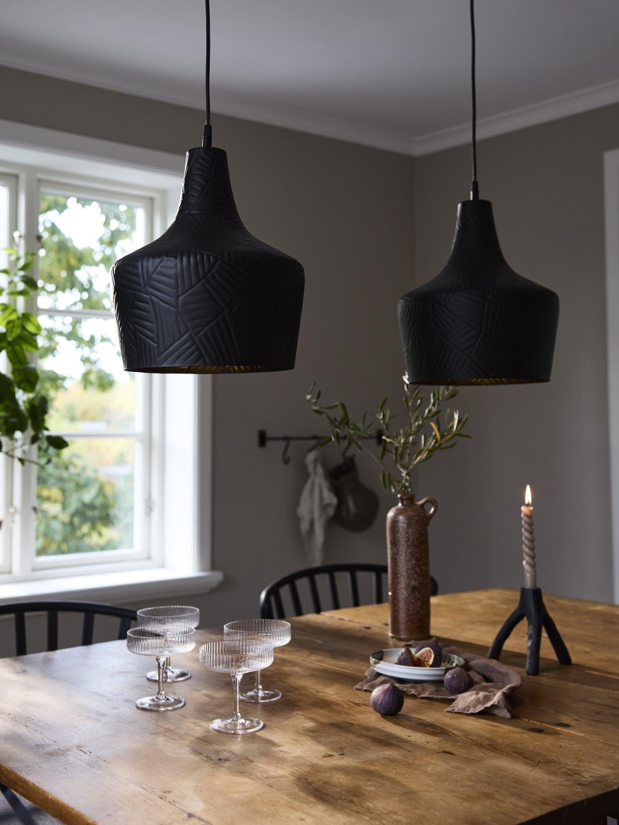 Ribble Ø25 Zwart hanglamp Van PR Home - Een plafondlamp met een modern tintje die in veel omgevingen past.