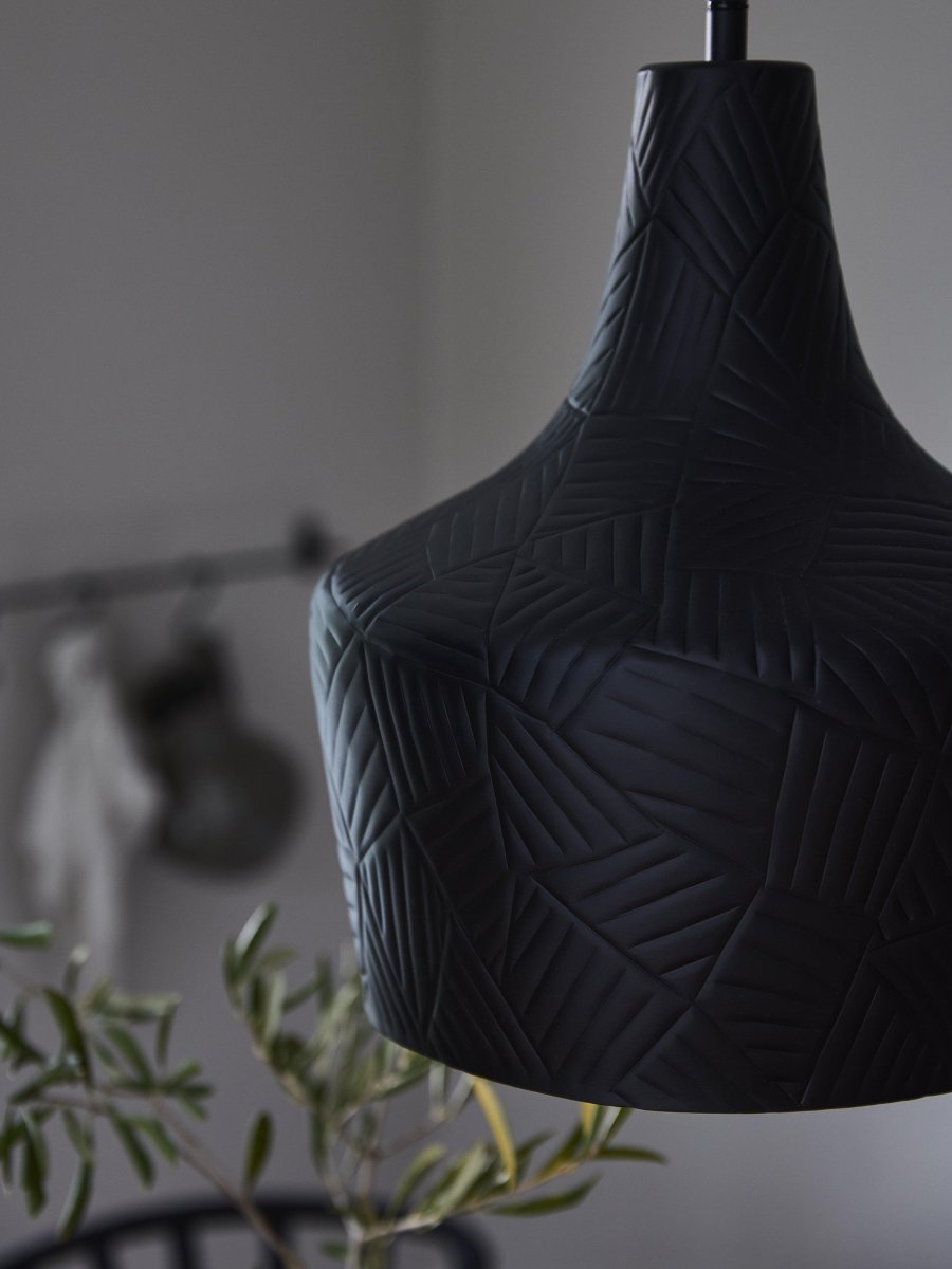 Ribble Ø25 Zwart hanglamp Van PR Home - Een plafondlamp met een modern tintje die in veel omgevingen past.