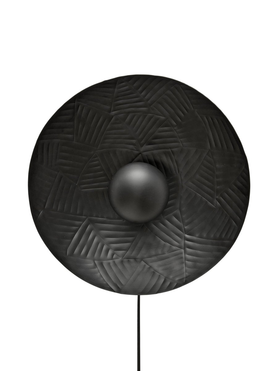 Ribble Ø35 Zwart wandlamp Van PR Home - Ribble wandlamp van metaal met een gehamerd decoratief patroon.