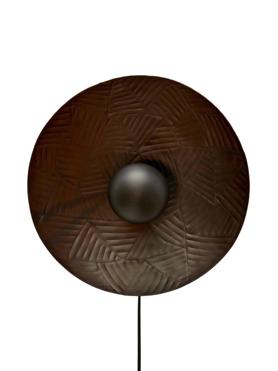 Ribble Ø35 Zwart wandlamp Van PR Home - Ribble wandlamp van metaal met een gehamerd decoratief patroon.