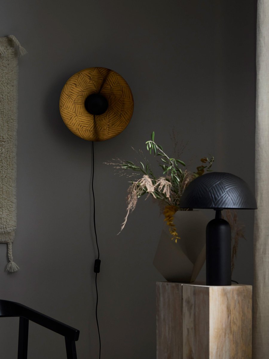 Ribble Ø35 Zwart wandlamp Van PR Home - Ribble wandlamp van metaal met een gehamerd decoratief patroon.