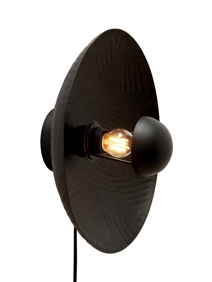 Ribble Ø35 Zwart wandlamp Van PR Home - Ribble wandlamp van metaal met een gehamerd decoratief patroon.