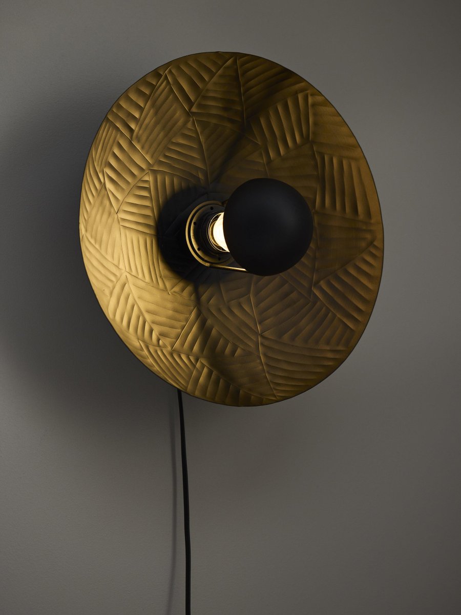 Ribble Ø35 Zwart wandlamp Van PR Home - Ribble wandlamp van metaal met een gehamerd decoratief patroon.