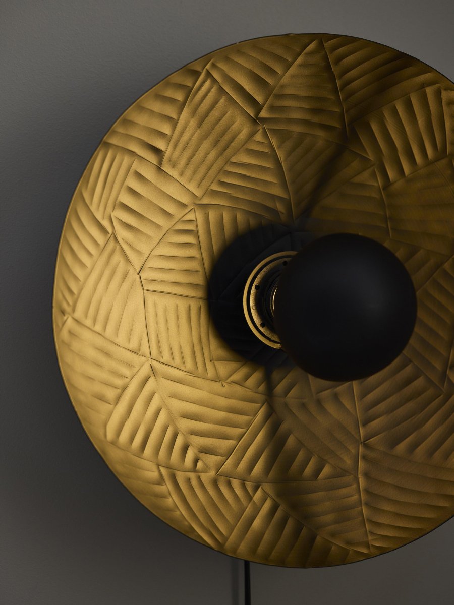 Ribble Ø35 Zwart wandlamp Van PR Home - Ribble wandlamp van metaal met een gehamerd decoratief patroon.