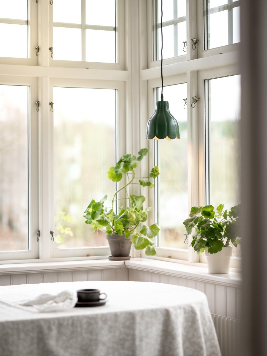 Tulippa Ø17 Groente raamlamp Van PR Home - De inspiratie voor de lamp komt van een tulp uit de schilderijen en tuinen van Carl Larsson.