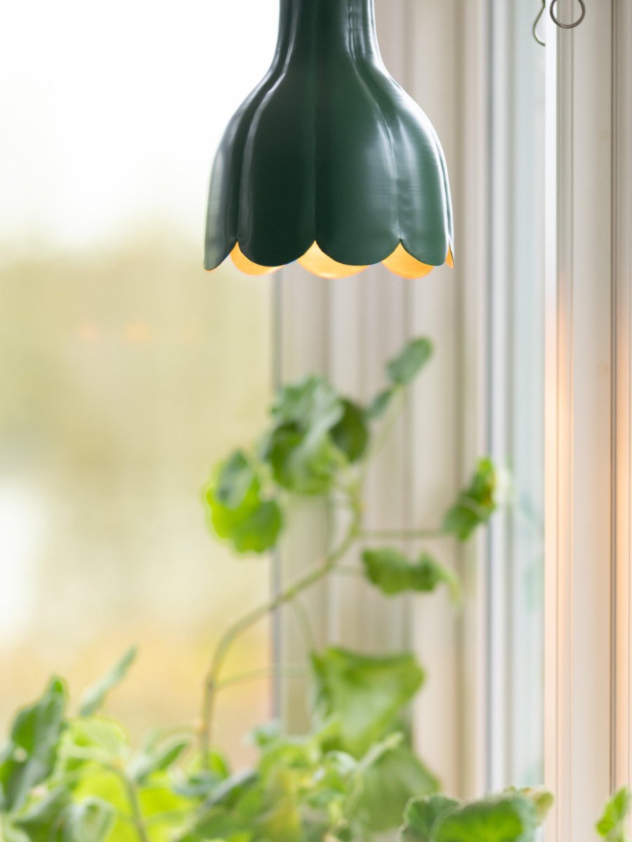 Tulippa Ø17 Groente raamlamp Van PR Home - De inspiratie voor de lamp komt van een tulp uit de schilderijen en tuinen van Carl Larsson.