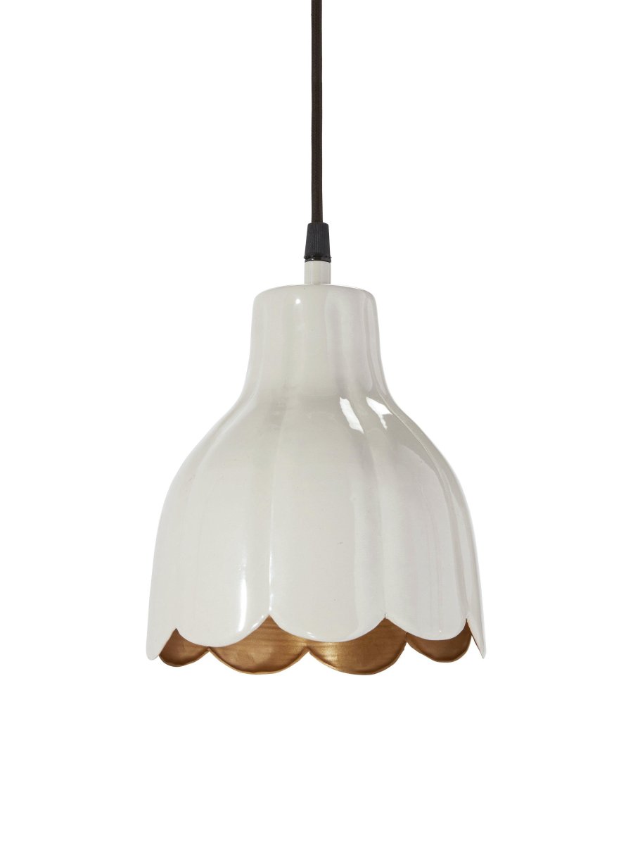 Tulippa Ø17 Beige raamlamp Van PR Home - De inspiratie voor de lamp komt van een tulp uit de schilderijen en tuinen van Carl Larsson.