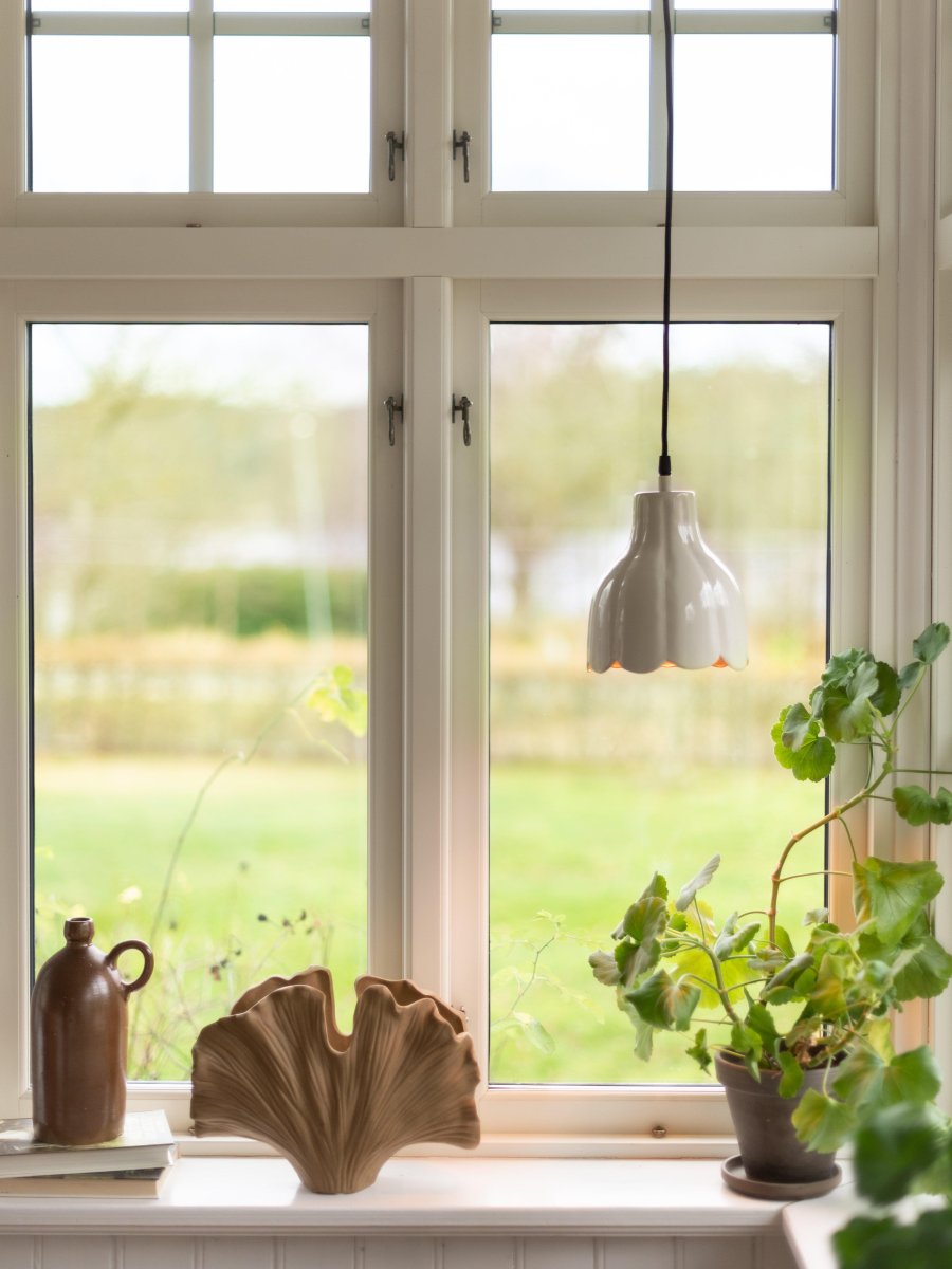 Tulippa Ø17 Beige raamlamp Van PR Home - De inspiratie voor de lamp komt van een tulp uit de schilderijen en tuinen van Carl Larsson.