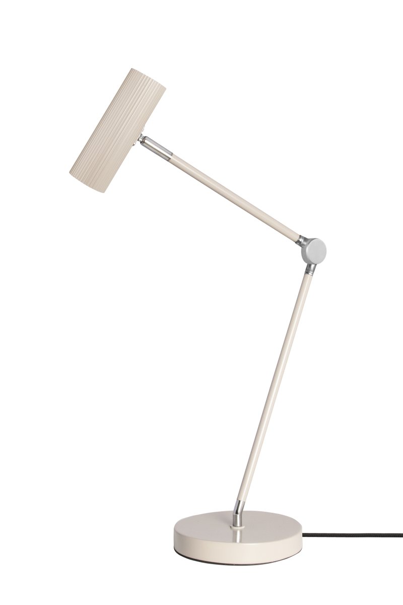 Hubble Read 45cm Beige bureaulamp Van Globen Lighting - De lamp is gemaakt van mat gelakt staal/aluminium en heeft een 200 cm lange textielkabel met schakelaar en stekker.