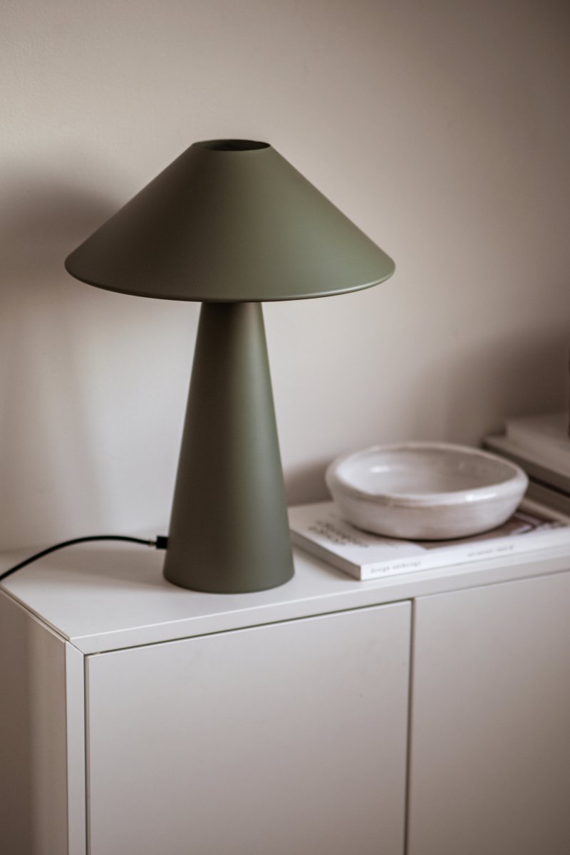 Cannes 40cm Mosgroen tafellamp Van Globen Lighting - Cannes is gebaseerd op een evenwicht van geometrische vormen in een minimalistisch en stijlvol design dat in veel omgevingen past.