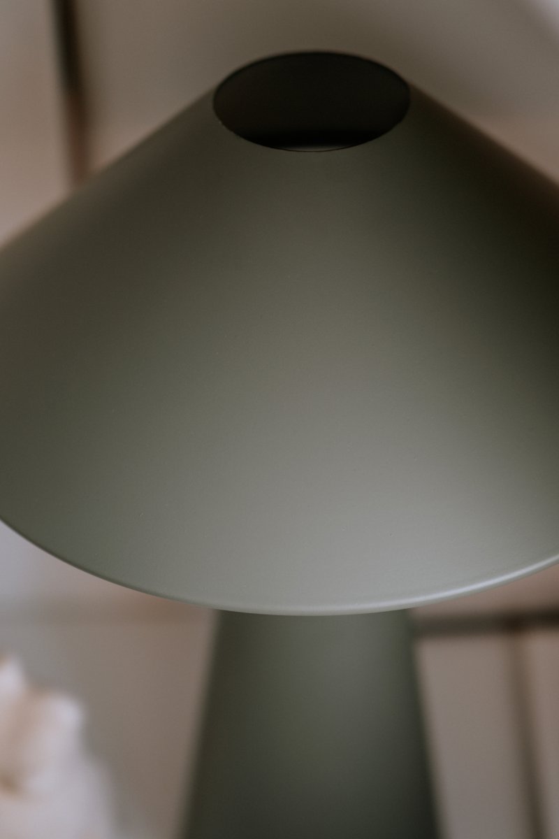 Cannes 40cm Mosgroen tafellamp Van Globen Lighting - Cannes is gebaseerd op een evenwicht van geometrische vormen in een minimalistisch en stijlvol design dat in veel omgevingen past.