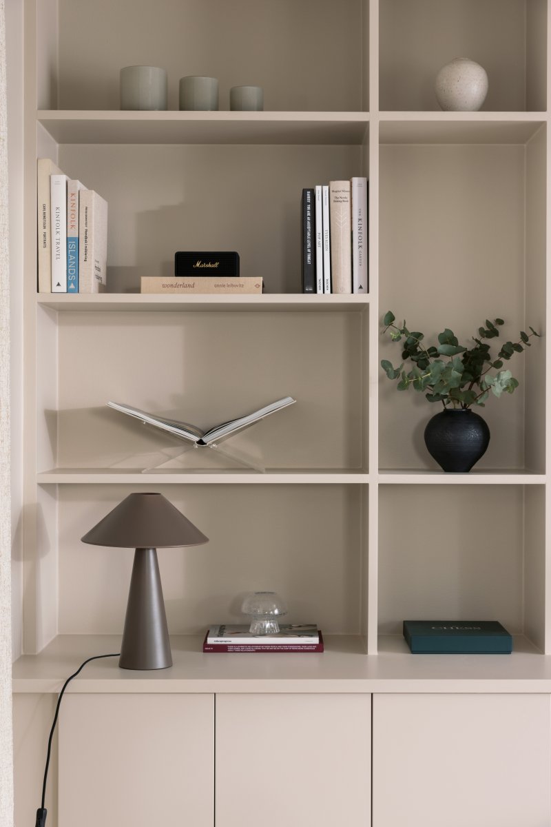 Cannes 40cm Mokka tafellamp Van Globen Lighting - Cannes is gebaseerd op een evenwicht van geometrische vormen in een minimalistisch en stijlvol design dat in veel omgevingen past.