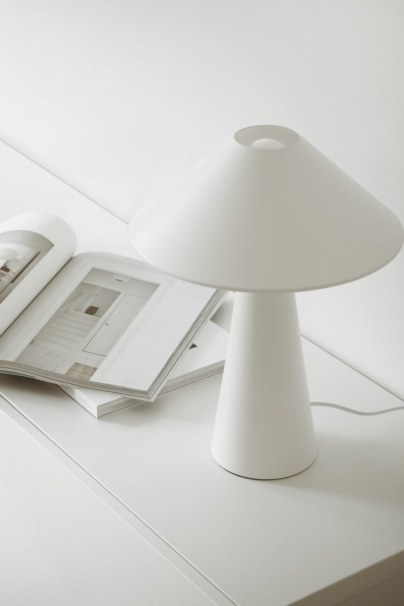 Cannes 40cm Wit tafellamp Van Globen Lighting - Cannes is gebaseerd op een evenwicht van geometrische vormen in een minimalistisch en stijlvol design dat in veel omgevingen past.