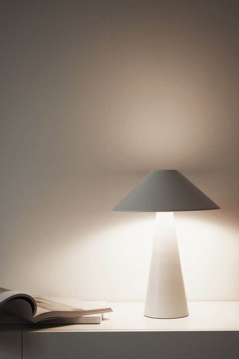 Cannes 40cm Wit tafellamp Van Globen Lighting - Cannes is gebaseerd op een evenwicht van geometrische vormen in een minimalistisch en stijlvol design dat in veel omgevingen past.