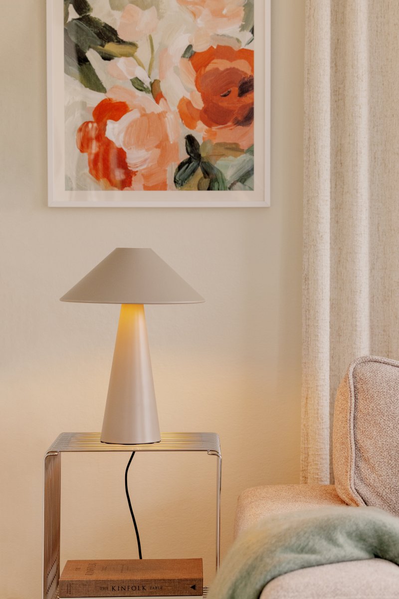 Cannes 40cm Beige tafellamp Van Globen Lighting - Cannes is gebaseerd op een evenwicht van geometrische vormen in een minimalistisch en stijlvol design dat in veel omgevingen past.